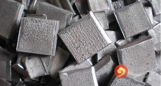5月期鎳連續(xù)第三個(gè)月下跌，周四觸及去年6月來最低水準(zhǔn)每噸8,810美元，今年迄今下跌12%，是跌幅最大的主要基本金屬。